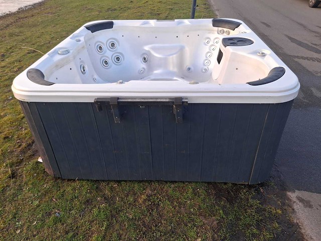 Deluxe spa 6 persoons jacuzzi en buitenspa - afbeelding 24 van  34