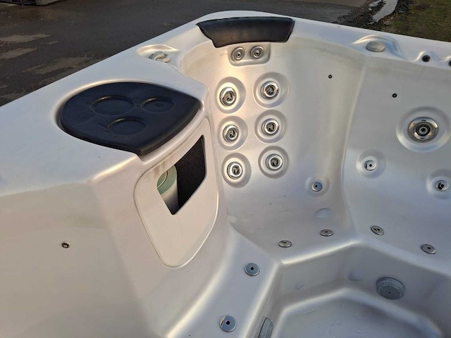 Deluxe spa 6 persoons jacuzzi en buitenspa - afbeelding 29 van  34