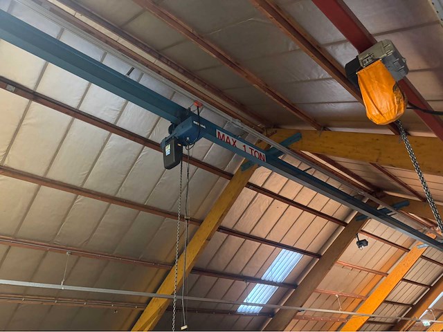 Demag 1 tons bovenloophalkraan met 45 meter rails - afbeelding 6 van  13