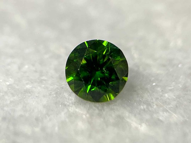 Demantoid 0.55 carat natuurlijke demantoid - afbeelding 1 van  5