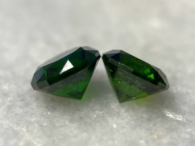 Demantoid 4.03 ct natuurlijk - afbeelding 2 van  5