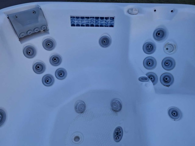 Demension one 5 persoons jacuzzi en buitenspa - afbeelding 5 van  25