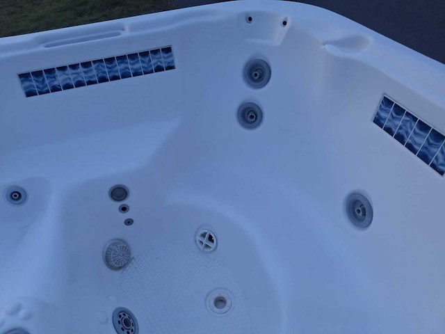 Demension one 5 persoons jacuzzi en buitenspa - afbeelding 18 van  25