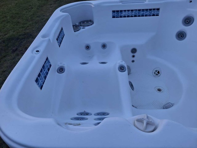 Demension one 5 persoons jacuzzi en buitenspa - afbeelding 17 van  25