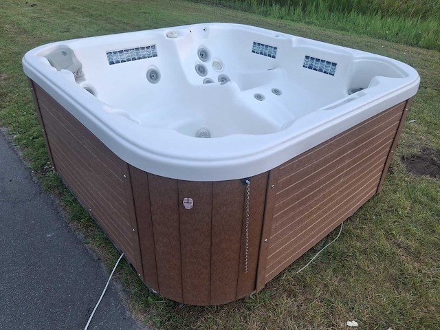 Demension one 5 persoons jacuzzi en buitenspa - afbeelding 12 van  25