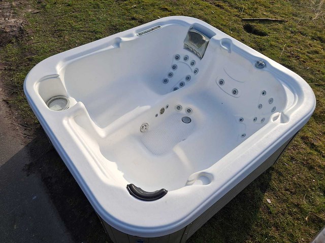 Demension one 6 persoons jacuzzi en buitenspa - afbeelding 2 van  4