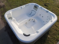 Demension one 6 persoons jacuzzi en buitenspa - afbeelding 2 van  4