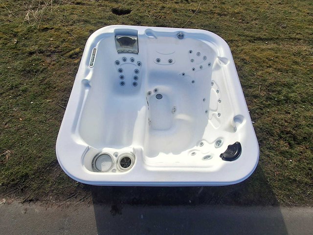 Demension one 6 persoons jacuzzi en buitenspa - afbeelding 4 van  4