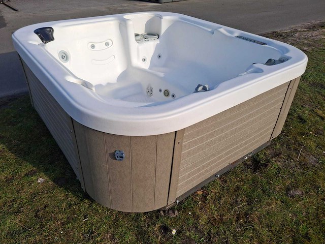 Demension one 6 persoons jacuzzi en buitenspa - afbeelding 3 van  4