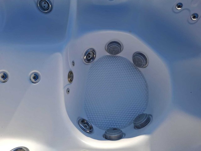 Demension one 6 persoons jacuzzi en buitenspa - afbeelding 1 van  28