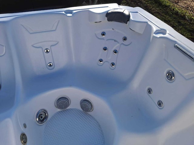 Demension one 6 persoons jacuzzi en buitenspa - afbeelding 3 van  28