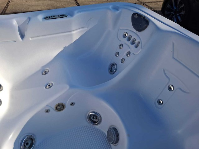 Demension one 6 persoons jacuzzi en buitenspa - afbeelding 7 van  28