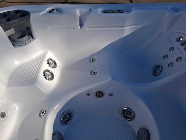 Demension one 6 persoons jacuzzi en buitenspa - afbeelding 8 van  28