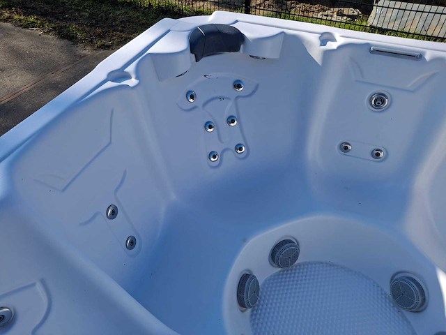 Demension one 6 persoons jacuzzi en buitenspa - afbeelding 13 van  28