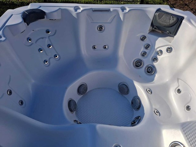 Demension one 6 persoons jacuzzi en buitenspa - afbeelding 15 van  28