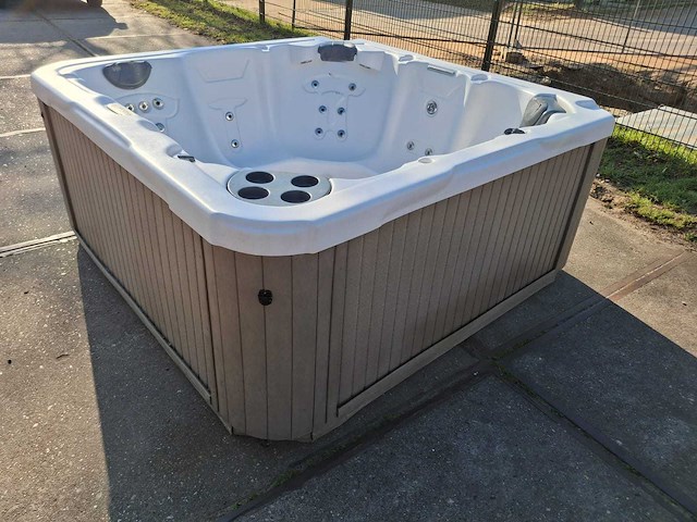 Demension one 6 persoons jacuzzi en buitenspa - afbeelding 17 van  28