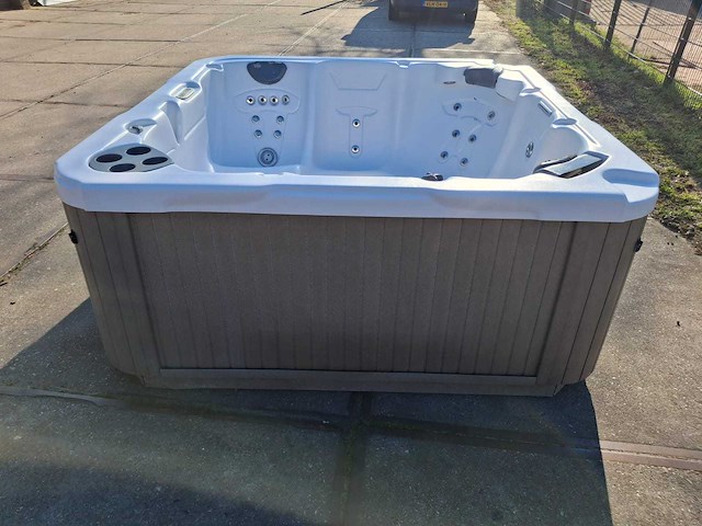 Demension one 6 persoons jacuzzi en buitenspa - afbeelding 18 van  28
