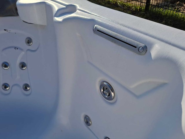 Demension one 6 persoons jacuzzi en buitenspa - afbeelding 27 van  28