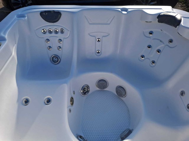 Demension one 6 persoons jacuzzi en buitenspa - afbeelding 2 van  8
