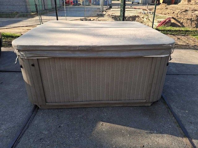 Demension one 6 persoons jacuzzi en buitenspa - afbeelding 4 van  8