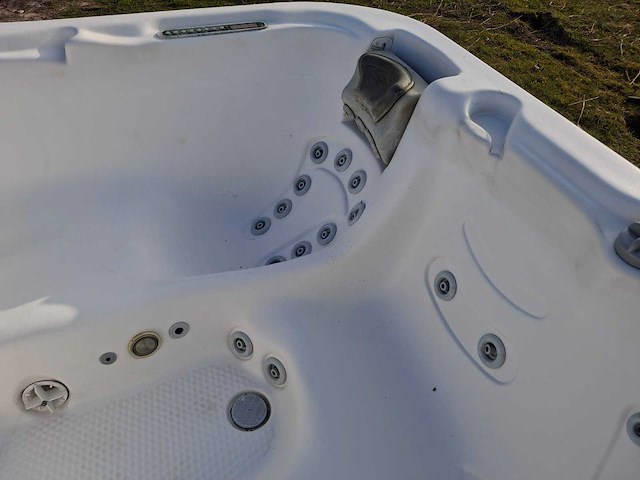 Demension one 6 persoons jacuzzi en buitenspa - afbeelding 6 van  14