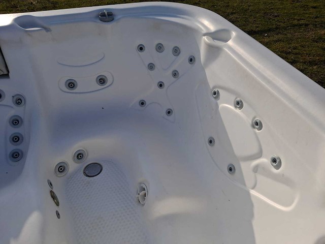 Demension one 6 persoons jacuzzi en buitenspa - afbeelding 8 van  14