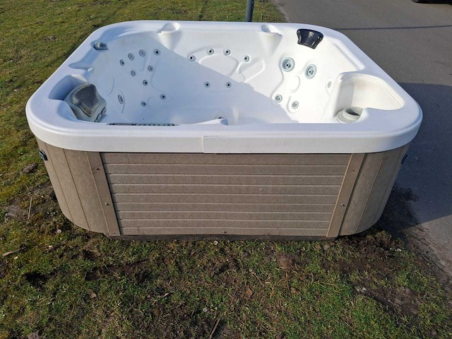Demension one 6 persoons jacuzzi en buitenspa - afbeelding 12 van  14