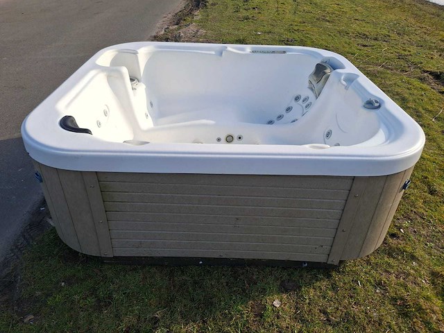 Demension one 6 persoons jacuzzi en buitenspa - afbeelding 14 van  14