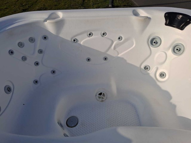 Demension one 6 persoons jacuzzi en buitenspa - afbeelding 11 van  30