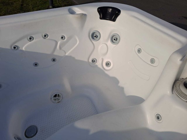 Demension one 6 persoons jacuzzi en buitenspa - afbeelding 12 van  30