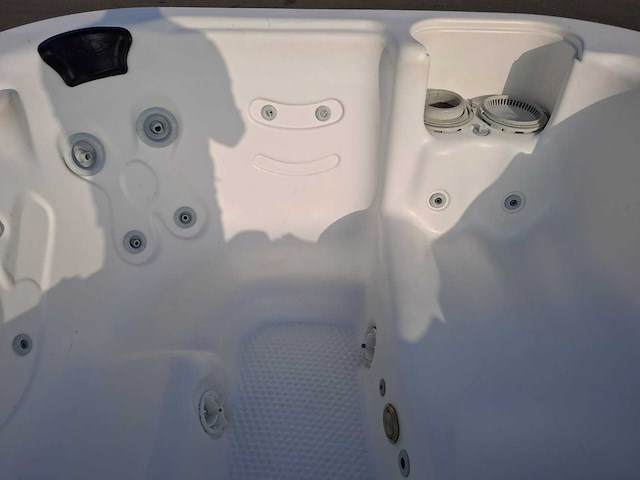 Demension one 6 persoons jacuzzi en buitenspa - afbeelding 15 van  30