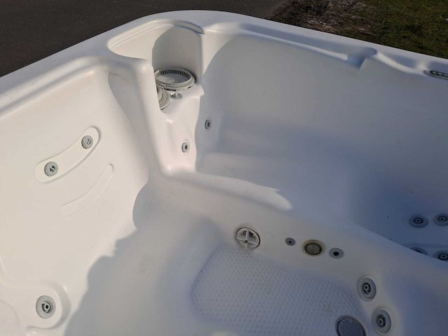 Demension one 6 persoons jacuzzi en buitenspa - afbeelding 18 van  30