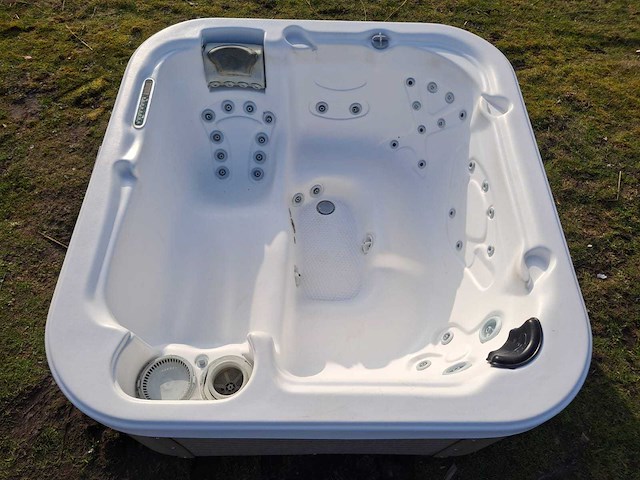 Demension one 6 persoons jacuzzi en buitenspa - afbeelding 1 van  30