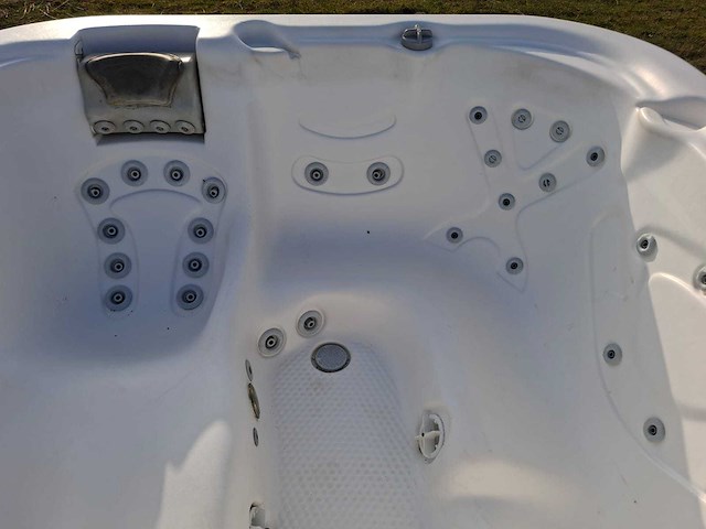Demension one 6 persoons jacuzzi en buitenspa - afbeelding 23 van  30