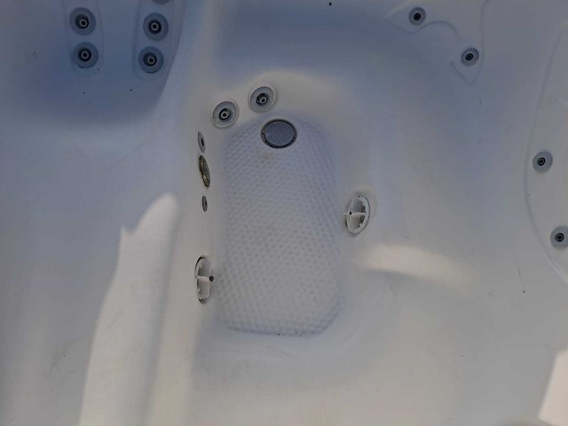 Demension one 6 persoons jacuzzi en buitenspa - afbeelding 25 van  30