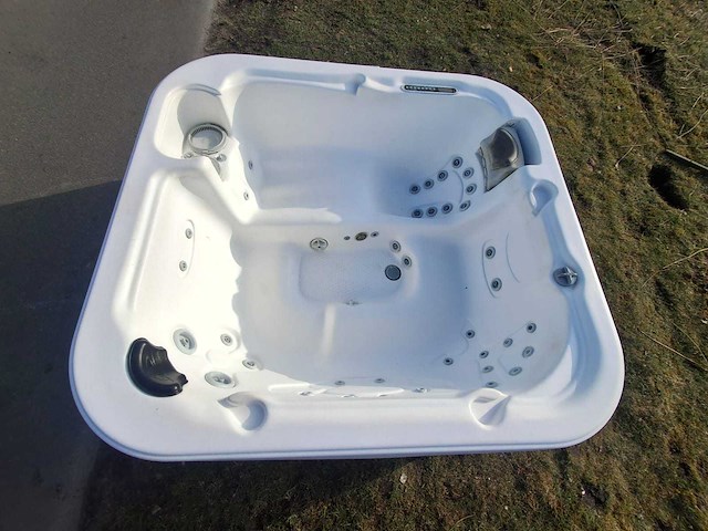 Demension one 6 persoons jacuzzi en buitenspa - afbeelding 28 van  30