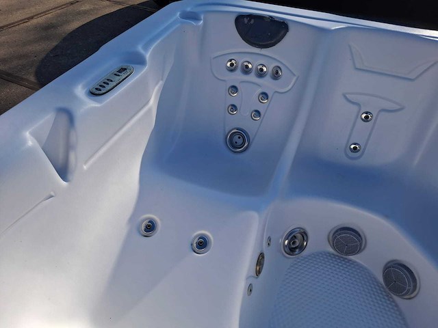 Demension one 6 persoons jacuzzi en buitenspa - afbeelding 6 van  32