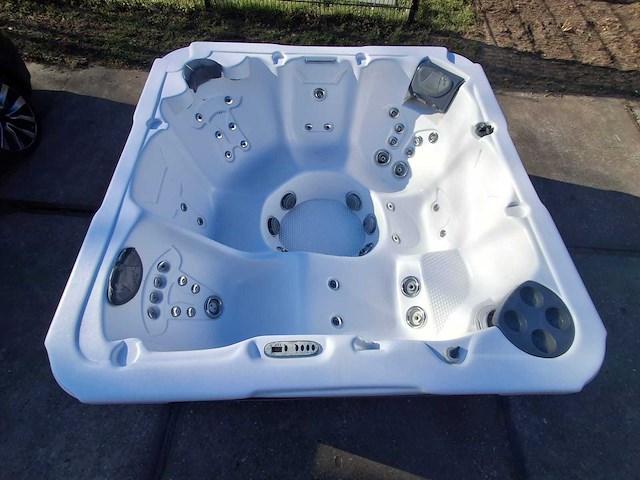 Demension one 6 persoons jacuzzi en buitenspa - afbeelding 1 van  32