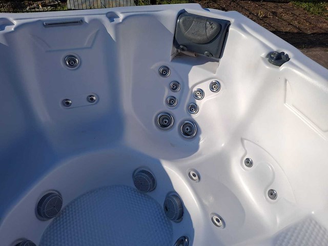 Demension one 6 persoons jacuzzi en buitenspa - afbeelding 14 van  32