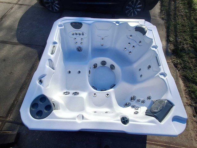 Demension one 6 persoons jacuzzi en buitenspa - afbeelding 12 van  32