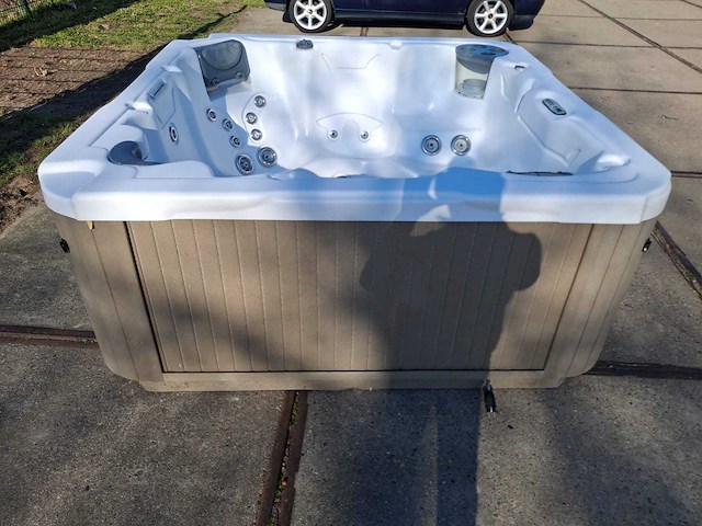Demension one 6 persoons jacuzzi en buitenspa - afbeelding 25 van  32