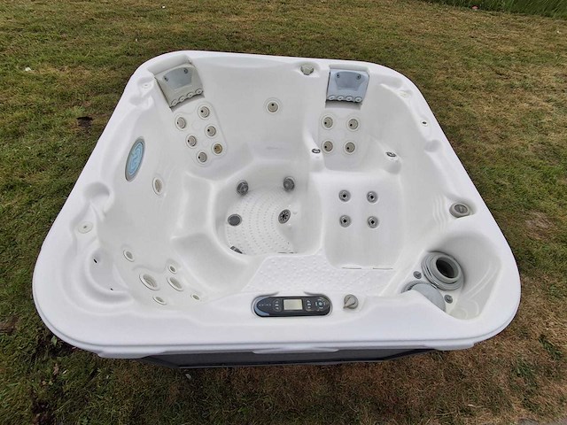 Demension one spa 5 persoons amerikaans jacuzzi en buitenspa - afbeelding 1 van  31