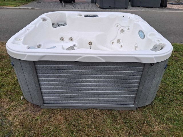 Demension one spa 5 persoons amerikaans jacuzzi en buitenspa - afbeelding 18 van  31