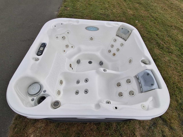 Demension one spa 5 persoons amerikaans jacuzzi en buitenspa - afbeelding 28 van  31
