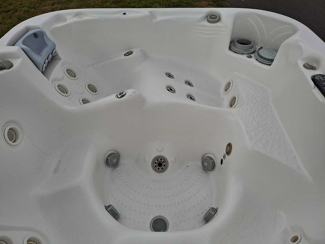 Demension one spa 5 persoons amerikaans jacuzzi en buitenspa - afbeelding 13 van  31