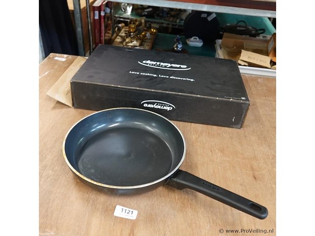 Demeyere alu comfort 3 ceraforce koekenpan met een bakelieten handgreep. - afbeelding 1 van  5
