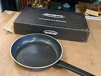 Demeyere alu comfort 3 ceraforce koekenpan met een bakelieten handgreep. - afbeelding 1 van  5