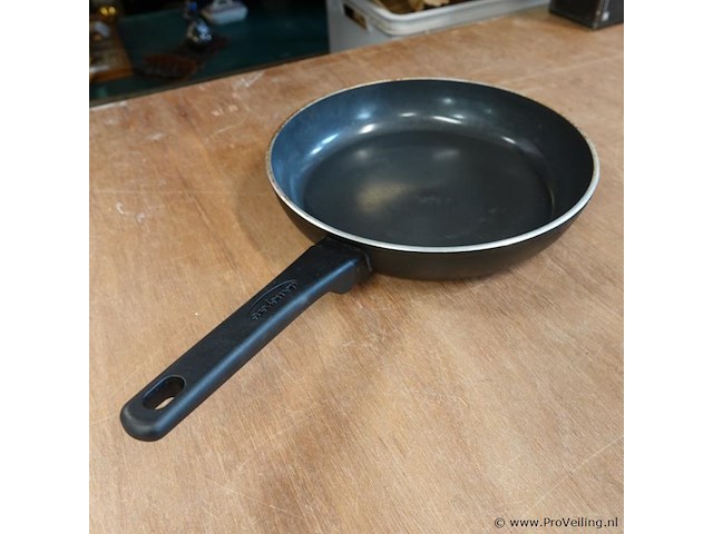 Demeyere alu comfort 3 ceraforce koekenpan met een bakelieten handgreep. - afbeelding 2 van  5