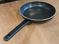 Demeyere alu comfort 3 ceraforce koekenpan met een bakelieten handgreep. - afbeelding 2 van  5