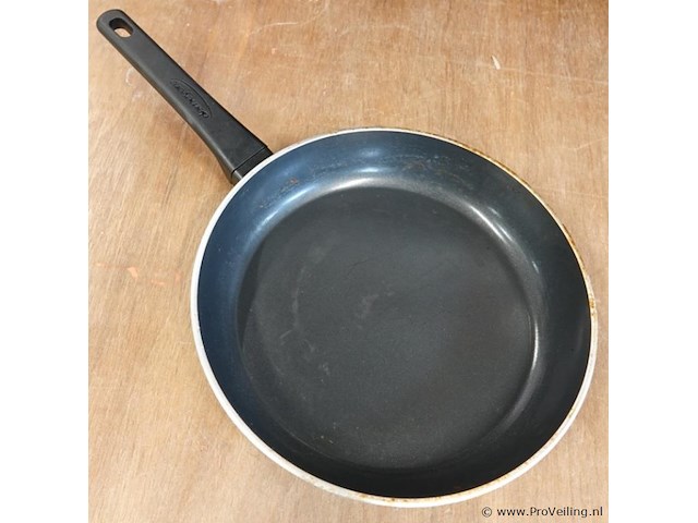 Demeyere alu comfort 3 ceraforce koekenpan met een bakelieten handgreep. - afbeelding 3 van  5
